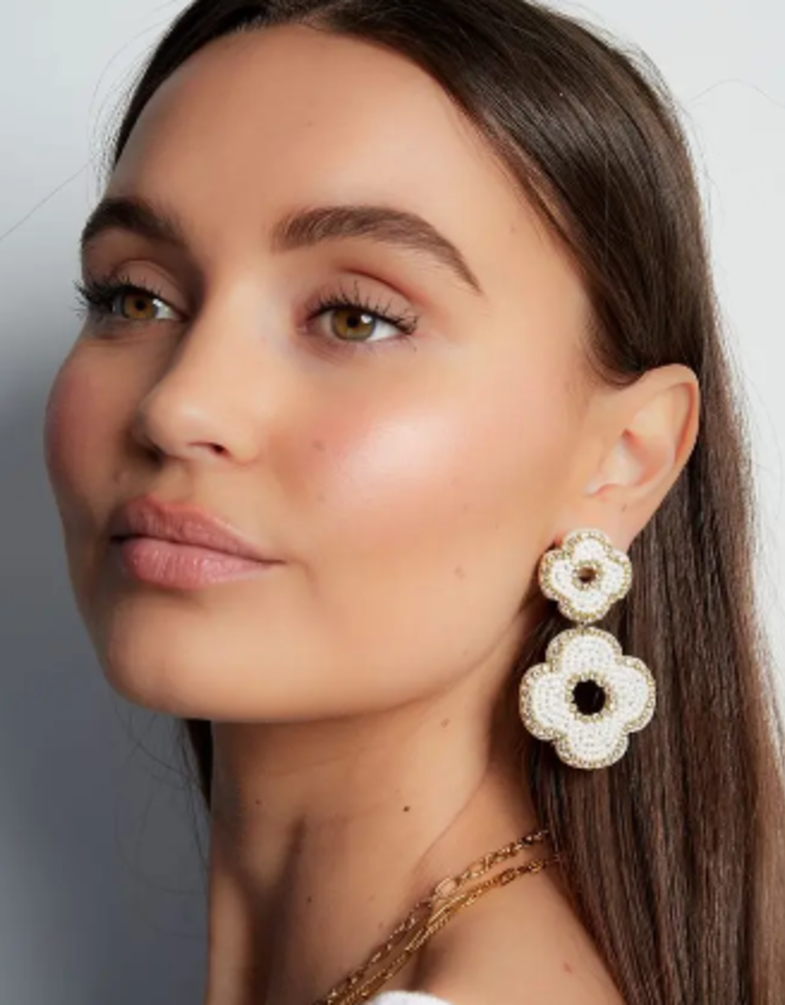 Oorbellen kralen bloemen beige