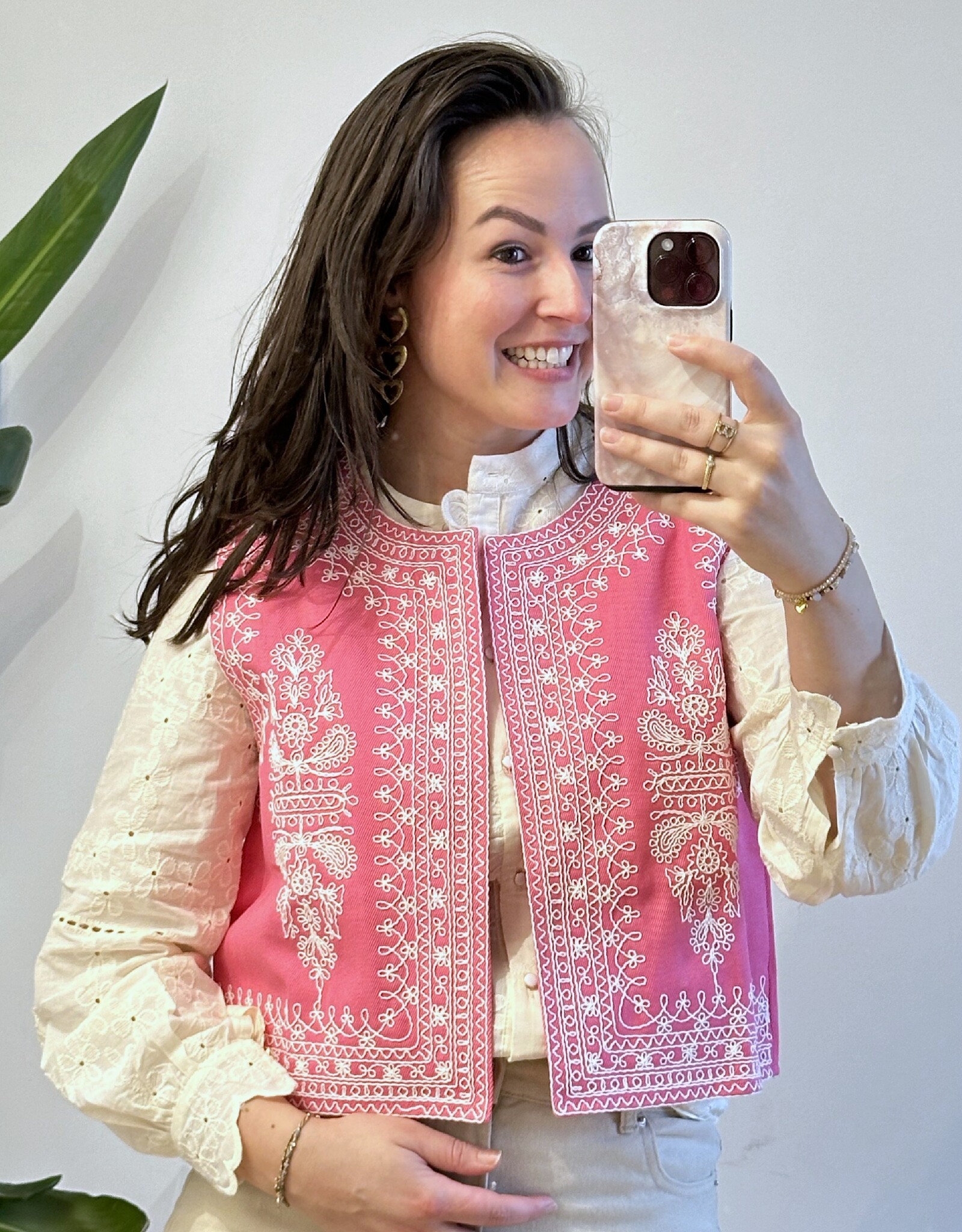 Gilet roze geborduurd