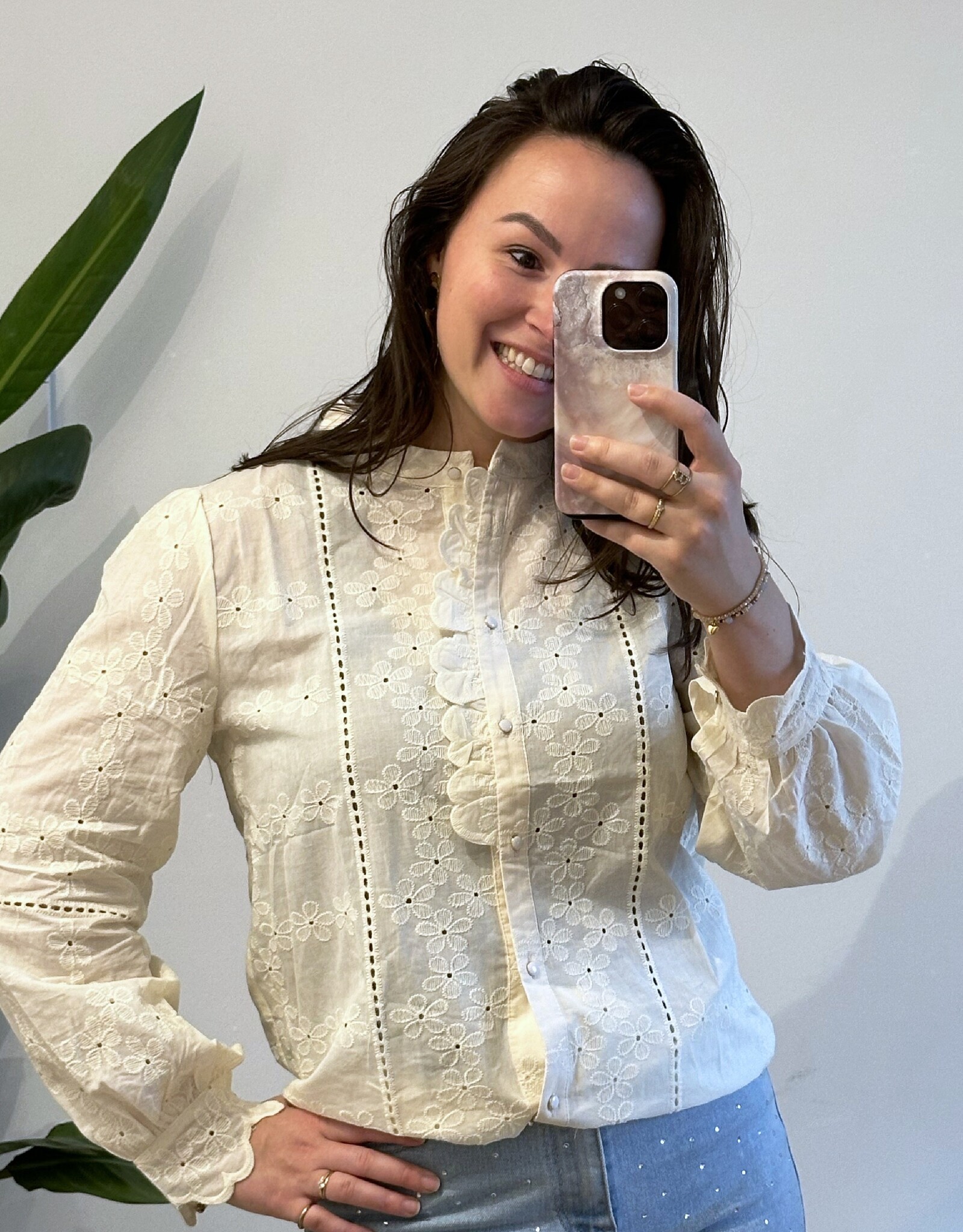 Creme blouse met broderie bloemen