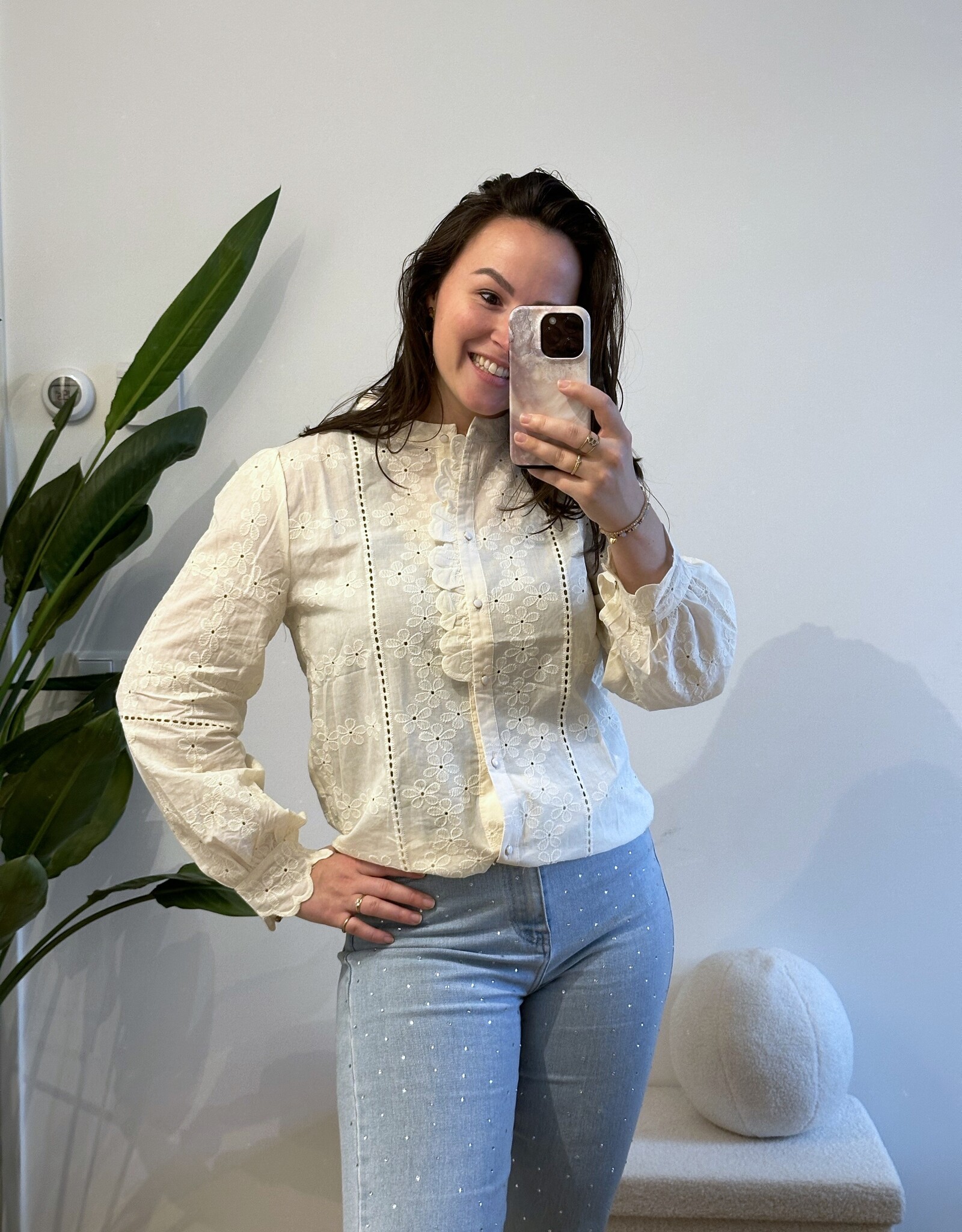 Creme blouse met broderie bloemen