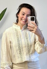 Creme blouse met broderie kant