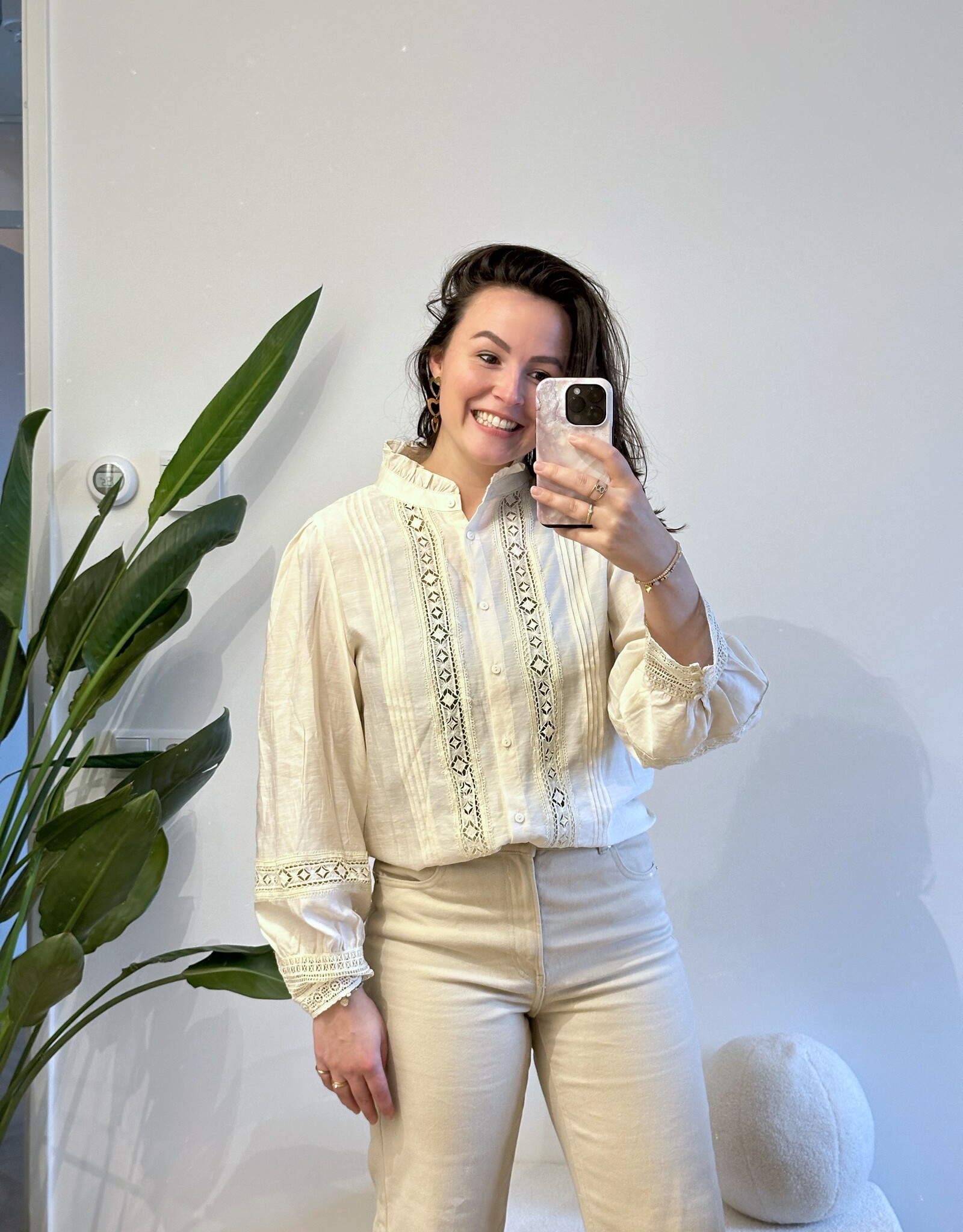 Creme blouse met broderie kant