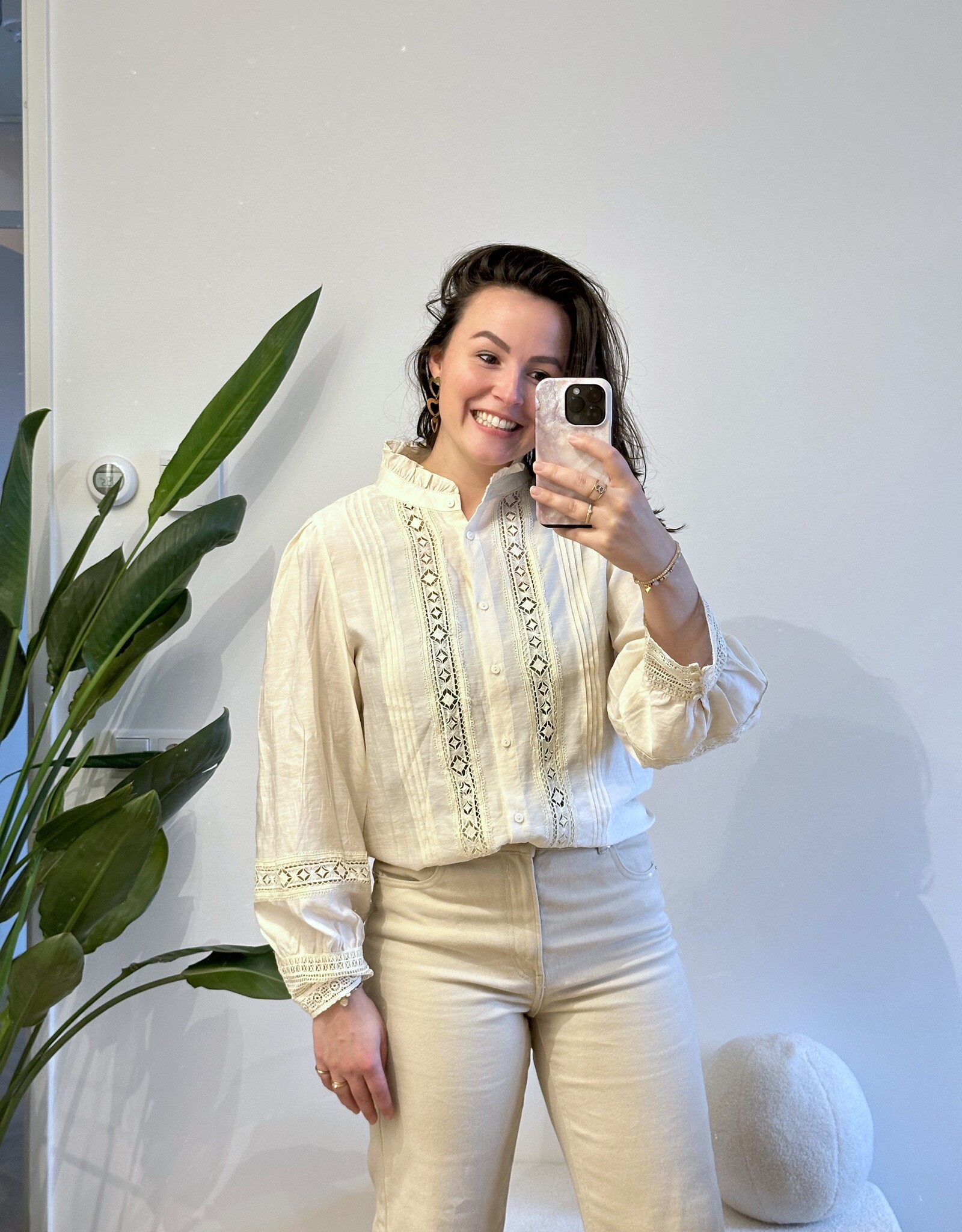 Creme blouse met broderie kant