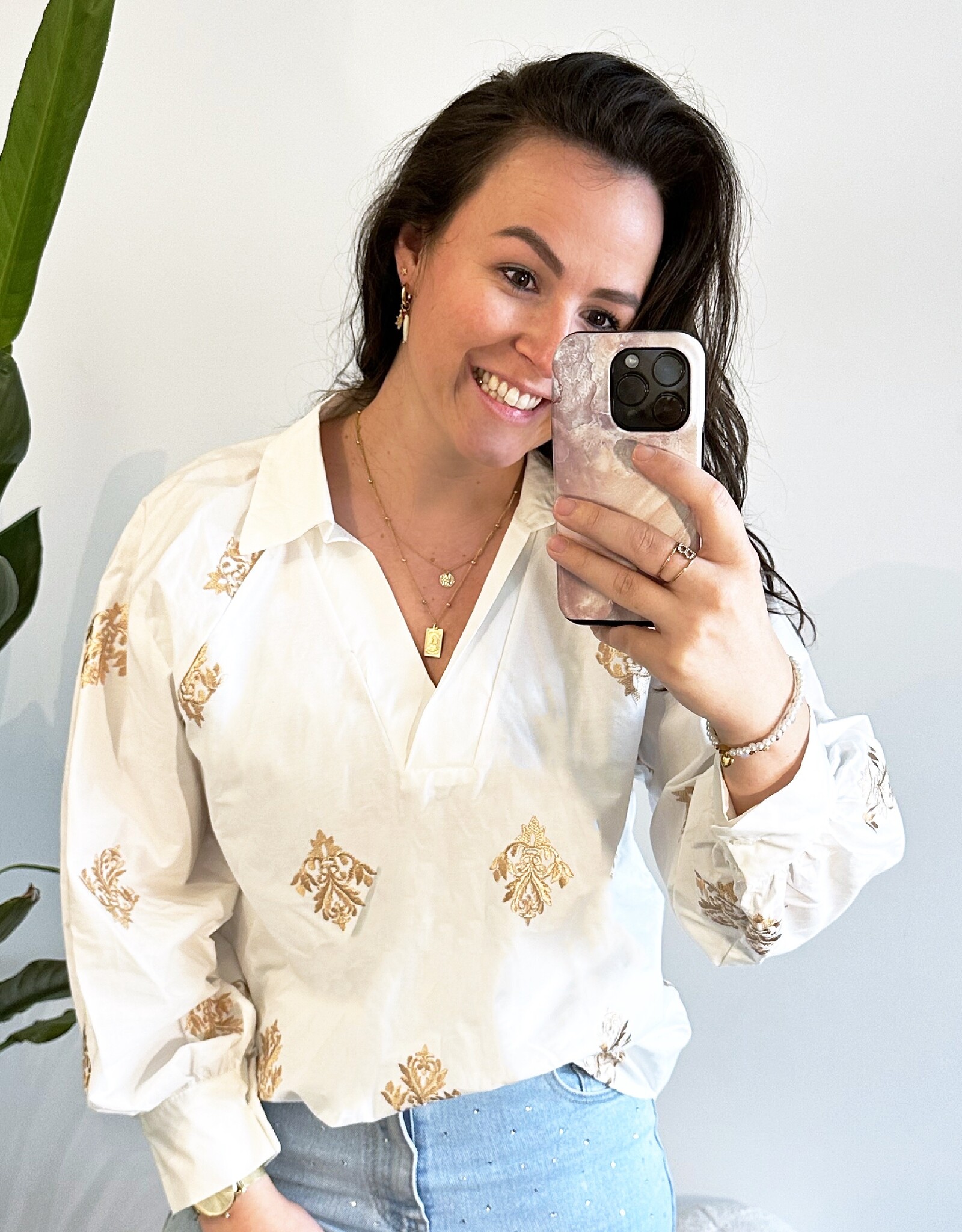 Witte blouse met gouden borduursel