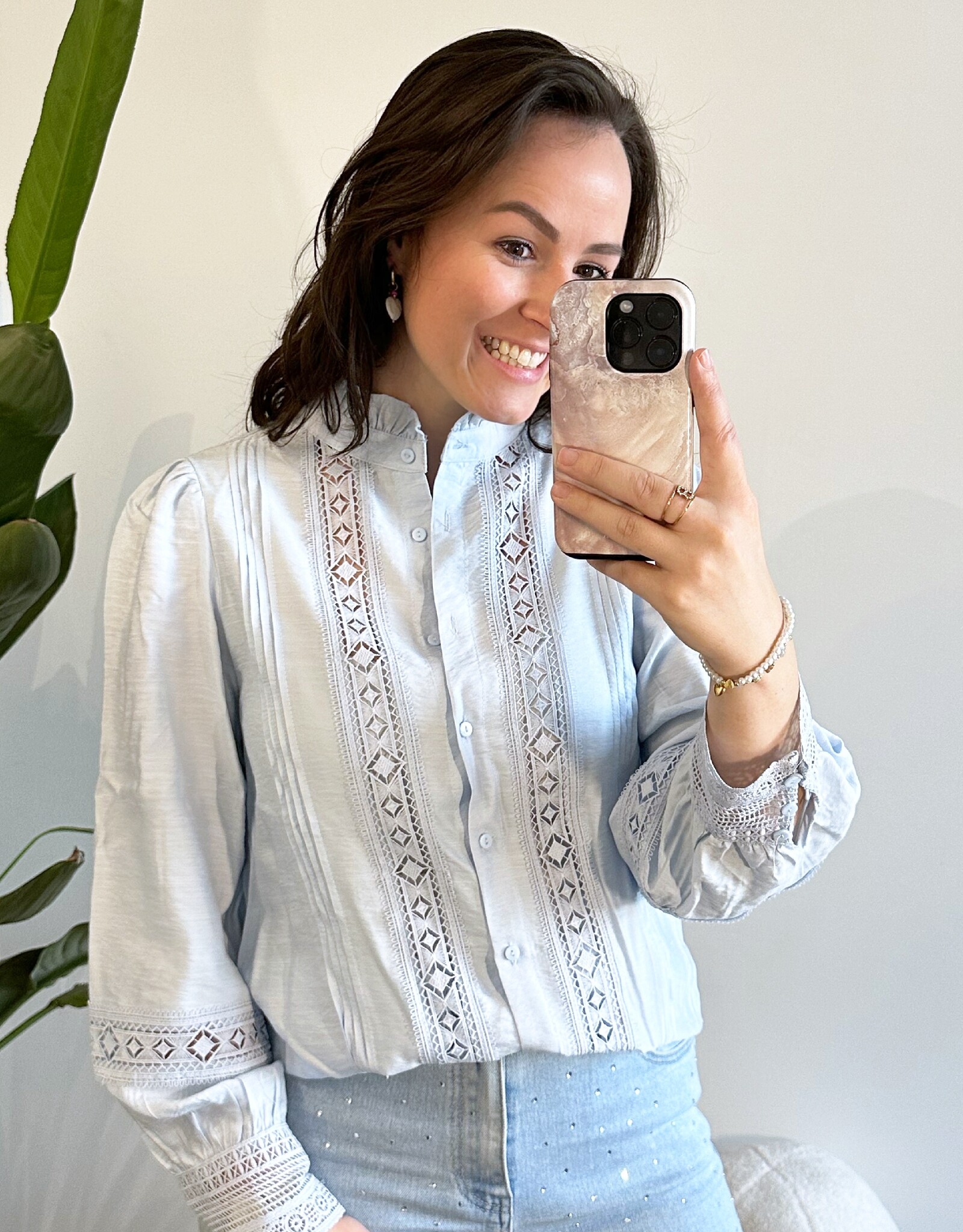 Lichtblauwe blouse met broderie kant