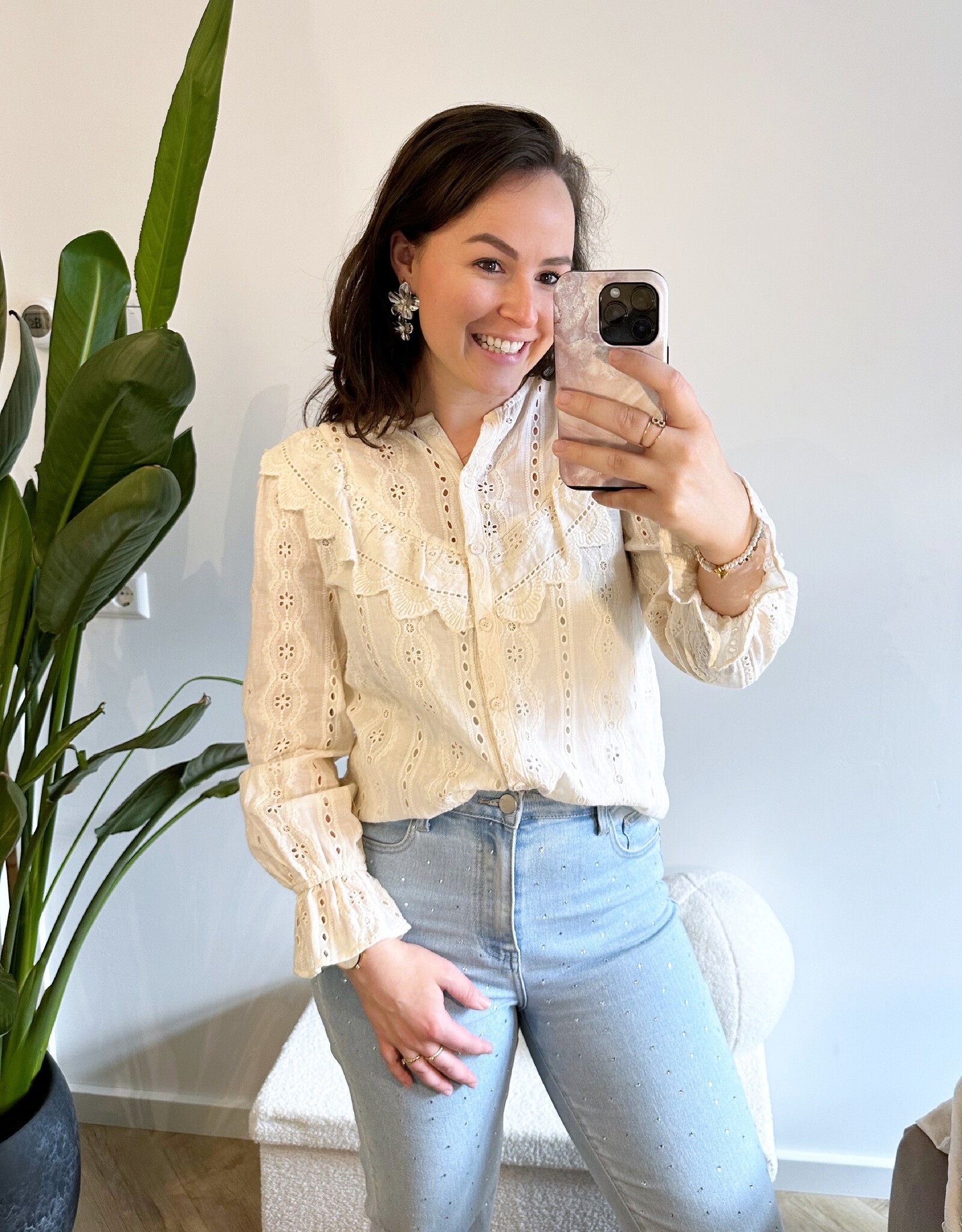 Creme blouse met broderie ruffle