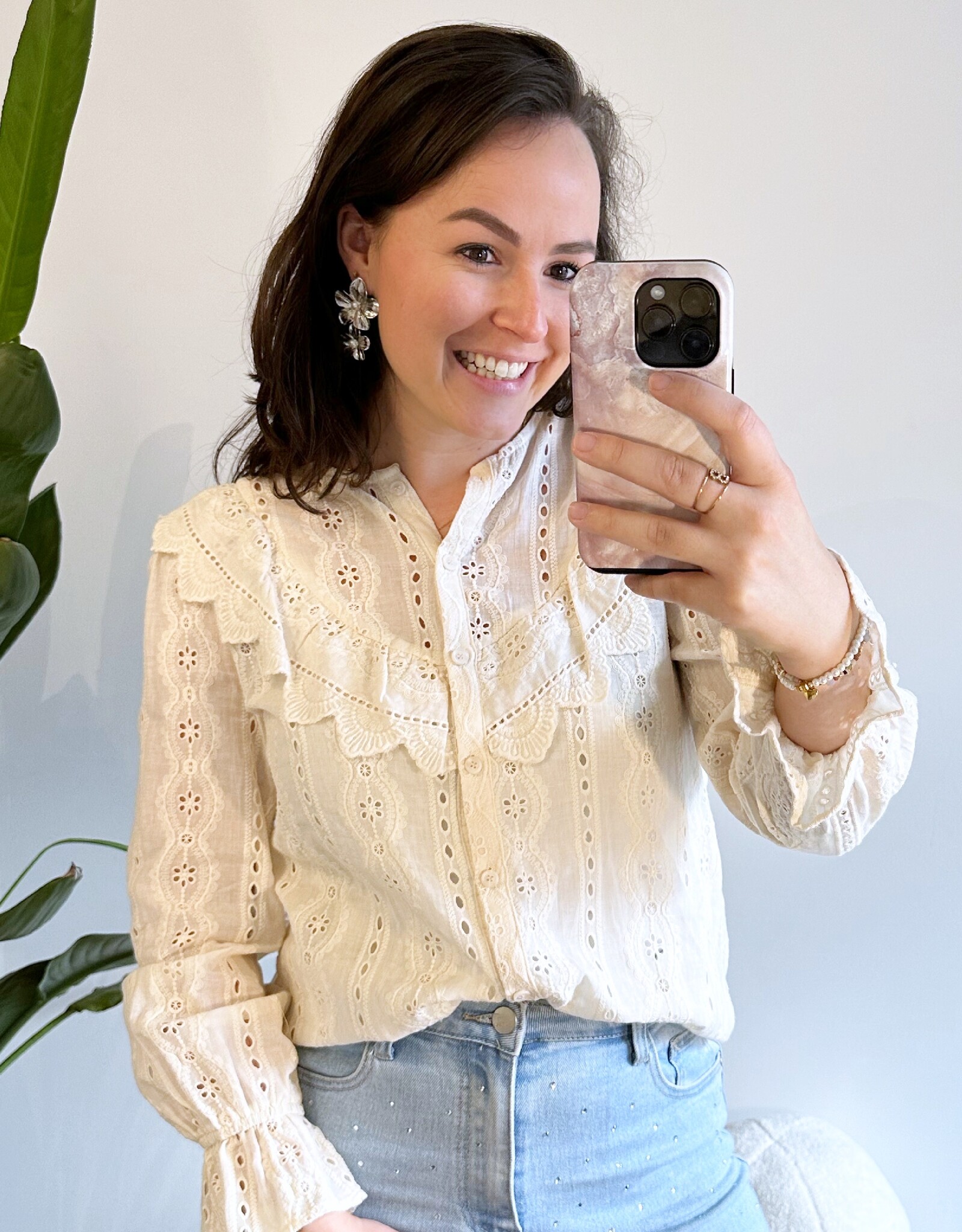 Creme blouse met broderie ruffle