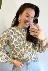 Creme blouse met zwarte print