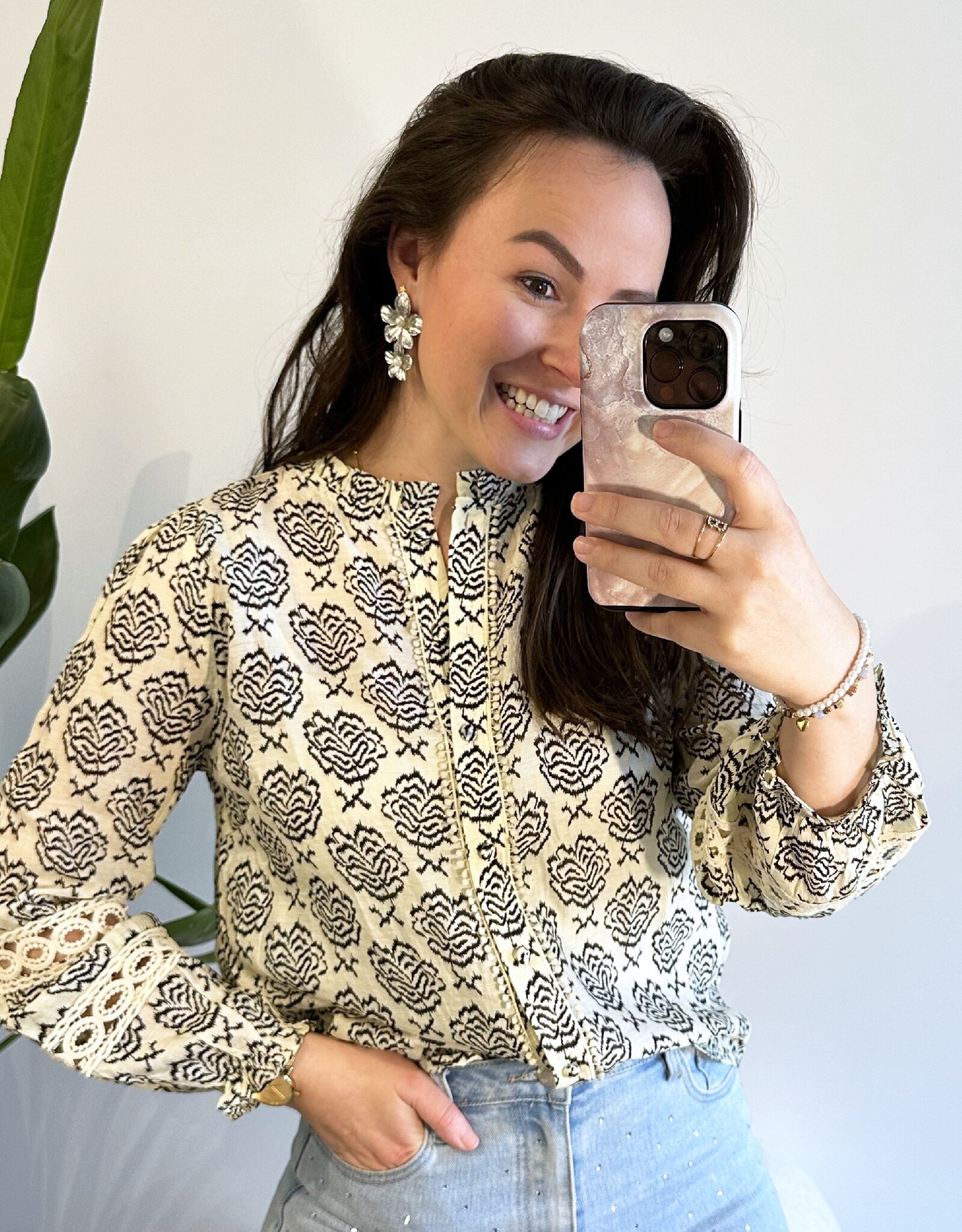 Creme blouse met zwarte print