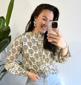 Creme blouse met zwarte print