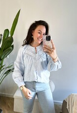 Lichtblauwe blouse met broderie