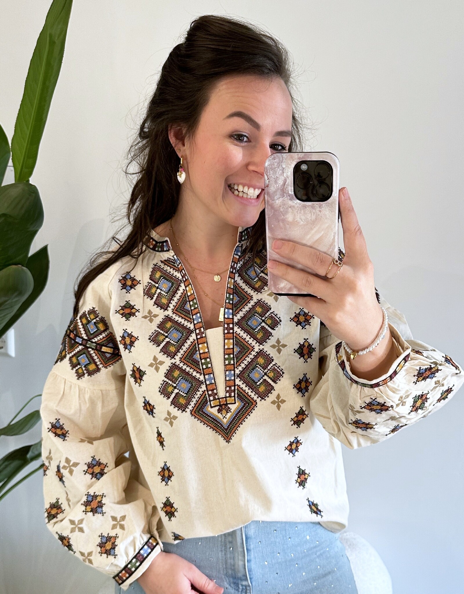 Creme blouse met gekleurd borduursel