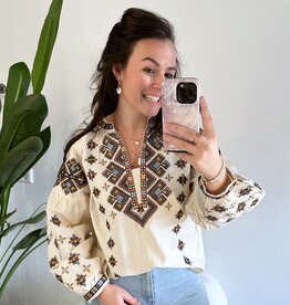 Creme blouse met gekleurd borduursel