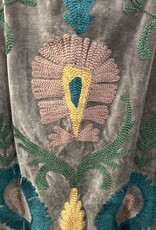 Suzani velvet jasje – grijs bloemen