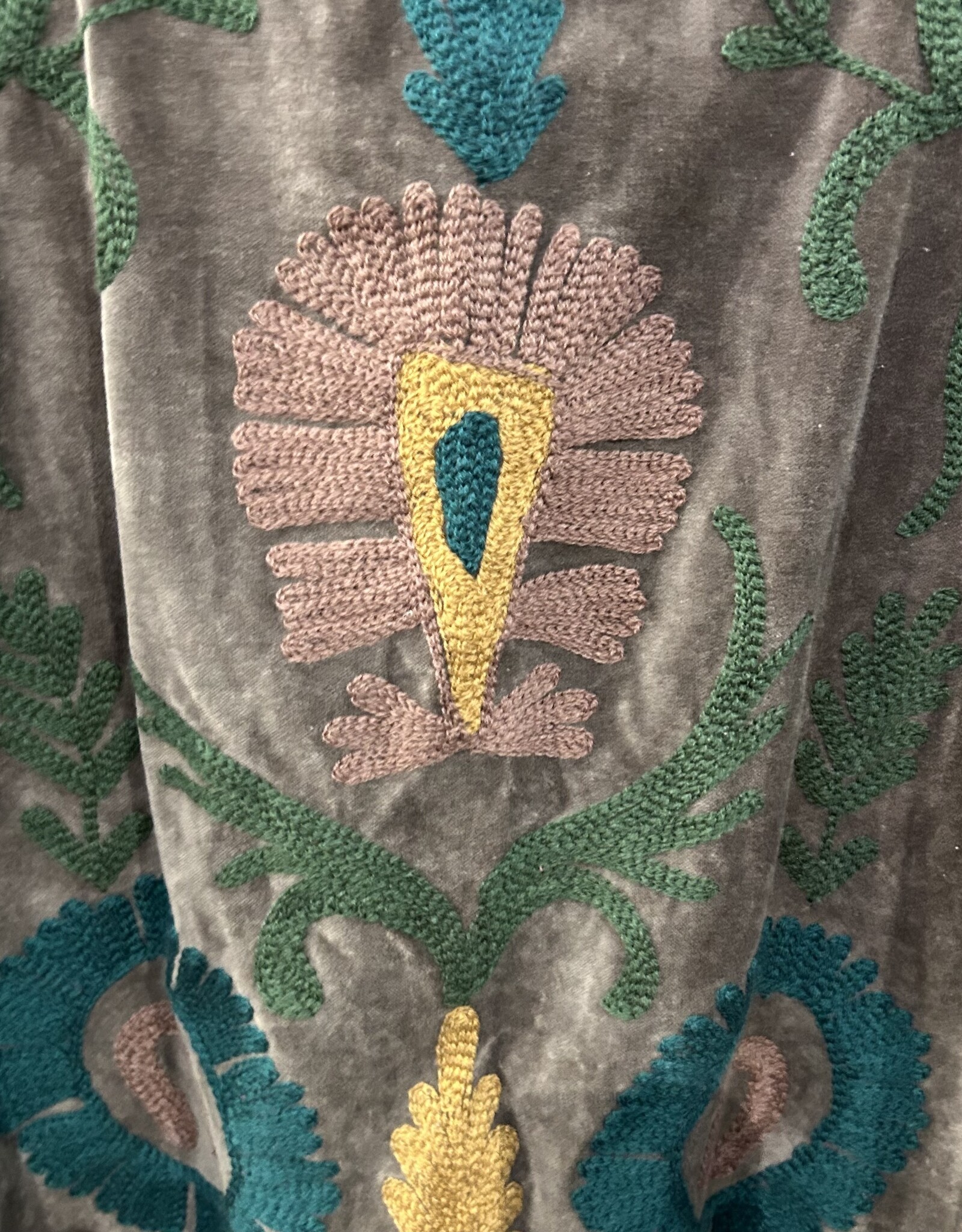 Suzani velvet jasje – grijs bloemen