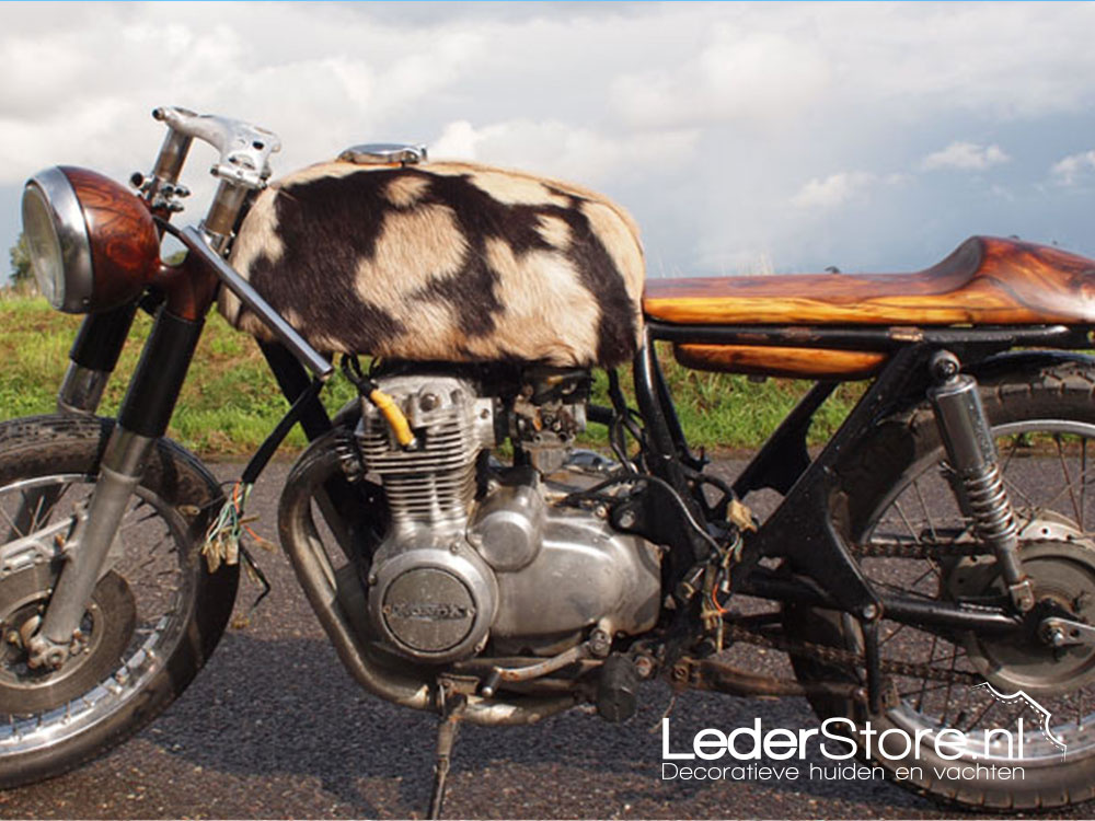 Caferacer bokkenrijder motor met geitenhuid bruin