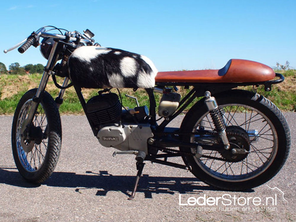 Caferacer bokkenrijder motor met geitenhuid zwart