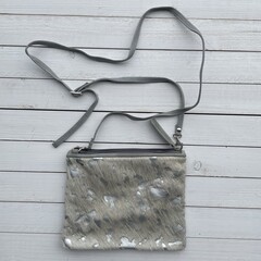 Tas Mickey koeienhuid (Nguni) silver 25x20cm