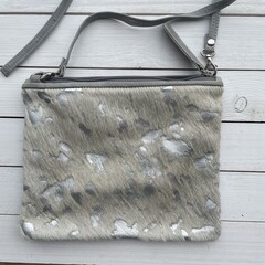 Tas Mickey koeienhuid (Nguni) silver 25x20cm