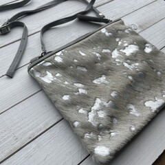 Tas Mickey koeienhuid (Nguni) silver 25x20cm