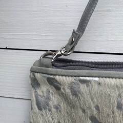 Tas Mickey koeienhuid (Nguni) silver 25x20cm