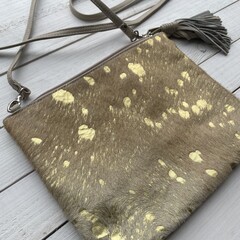 Tas Mickey koeienhuid (Nguni) gold 25x20cm