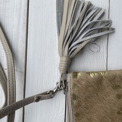 Tas Mickey koeienhuid (Nguni) gold 25x20cm