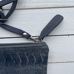 Tas Mickey koeienhuid (Nguni) struisvogel creme blauw 25x20cm