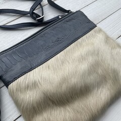 Tas Mickey koeienhuid (Nguni) struisvogel creme blauw 25x20cm