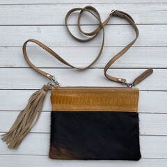 Tas Mickey koeienhuid (Nguni) struisvogel zwart bruin geel 25x20cm