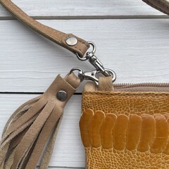 Tas Mickey koeienhuid (Nguni) struisvogel zwart bruin geel 25x20cm