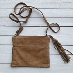 Tas Mickey koeienhuid (Nguni) struisvogel zwart bruin geel 25x20cm