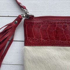 Tas Mickey koeienhuid (Nguni) struisvogel zwart wit rood 25x20cm