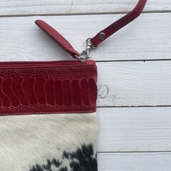 Tas Mickey koeienhuid (Nguni) struisvogel zwart wit rood 25x20cm