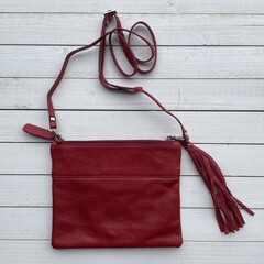 Tas Mickey koeienhuid (Nguni) struisvogel zwart wit rood 25x20cm