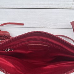 Tas Mickey koeienhuid (Nguni) struisvogel zwart wit rood 25x20cm