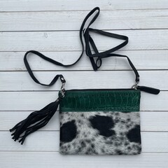 Tas Mickey koeienhuid (Nguni) struisvogel zwart wit groen 25x20cm
