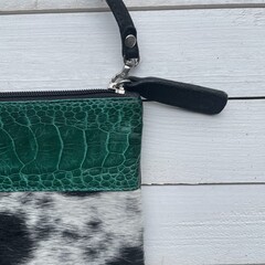 Tas Mickey koeienhuid (Nguni) struisvogel zwart wit groen 25x20cm