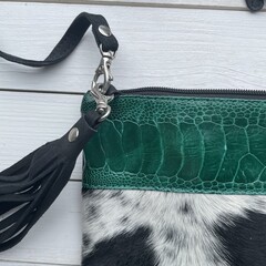 Tas Mickey koeienhuid (Nguni) struisvogel zwart wit groen 25x20cm