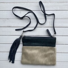 Tas Mickey koeienhuid (Nguni) struisvogel wit blauw/groen 25x20cm