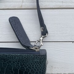 Tas Mickey koeienhuid (Nguni) struisvogel wit blauw/groen 25x20cm