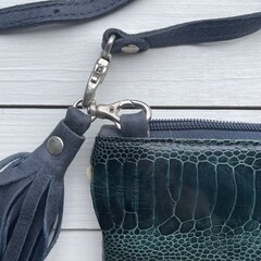 Tas Mickey koeienhuid (Nguni) struisvogel wit blauw/groen 25x20cm