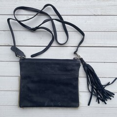 Tas Mickey koeienhuid (Nguni) struisvogel wit blauw/groen 25x20cm