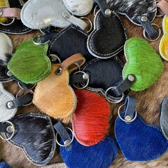 Sleutelhangers van Koeienhuid & Springbok 7.5x5.5cm