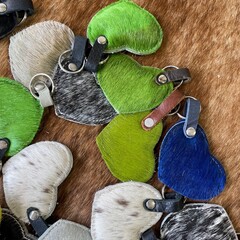 Sleutelhangers van Koeienhuid & Springbok 7.5x5.5cm