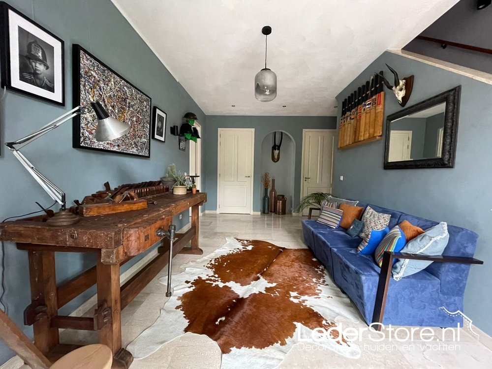 Kuhfell, braun-weiß, im Wohnzimmer von Brigitte 1