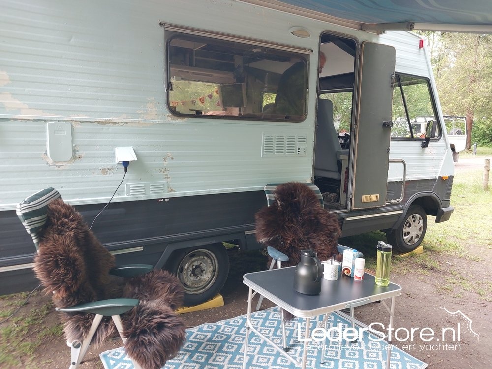 Braunes Lammfell auf einem Campingstuhl neben dem Wohnmobil von Marijke Horst 2