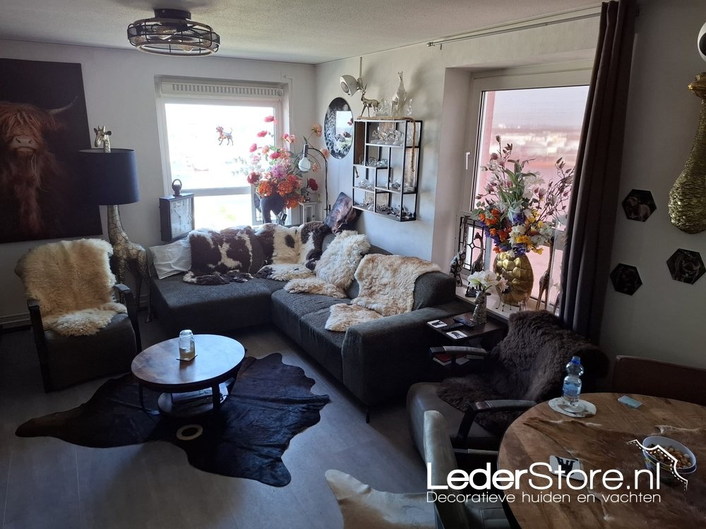 Lammfelle und Kuhfell im Wohnzimmer von Bas und Astrid