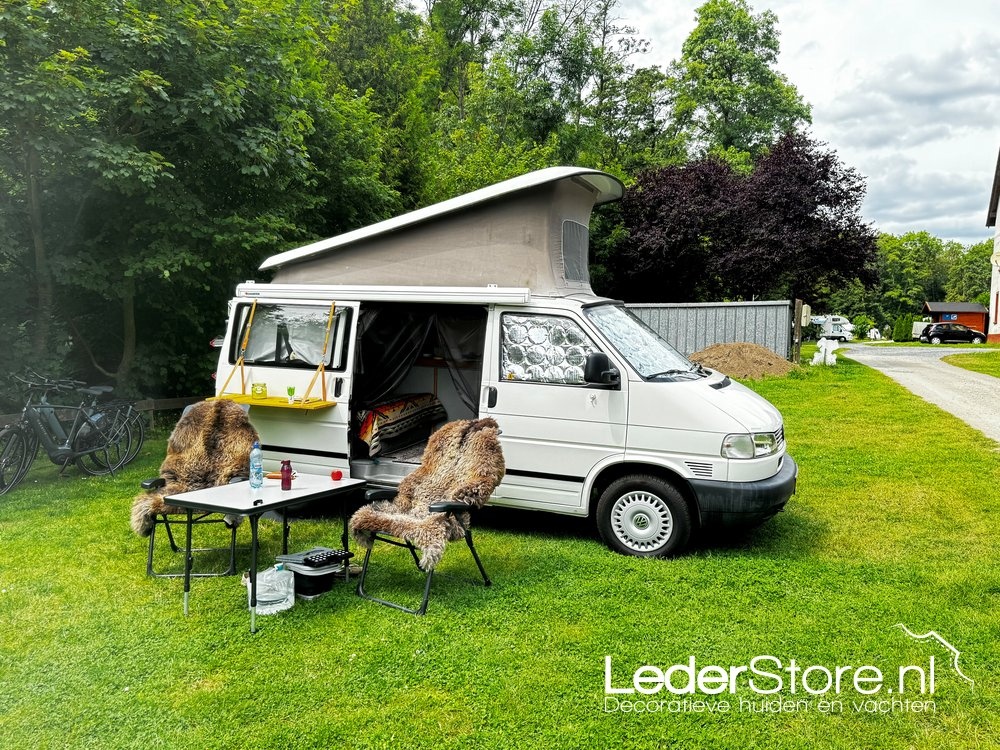 Lammfelle auf Campingstühlen bei Richard Marina
