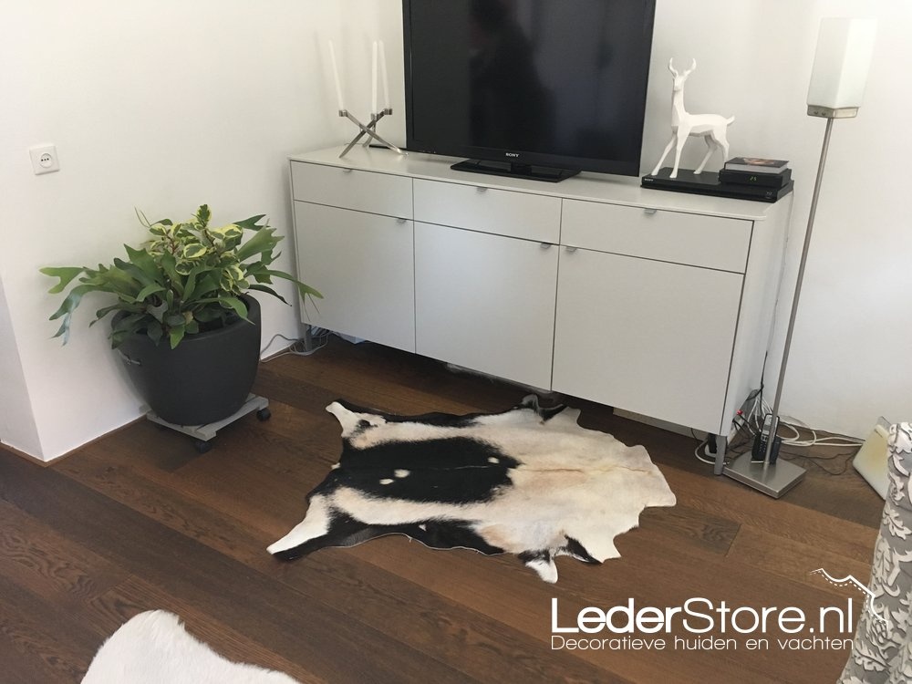 Kalbsfell, schwarz-weiß, auf dem Boden im Wohnzimmer 2